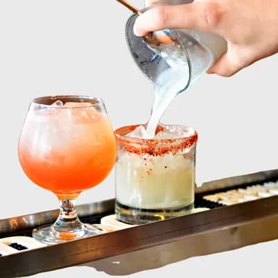 3 Meseros 1 Bartender